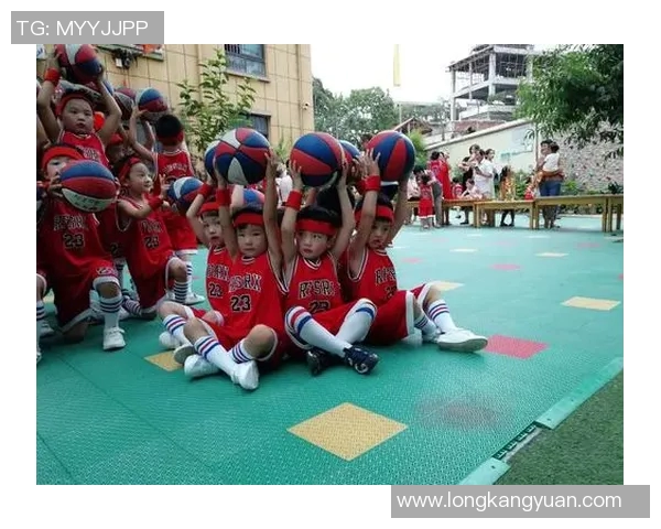 三对三篮球的魅力与技巧探索：如何在小场地中展现大智慧与团队协作