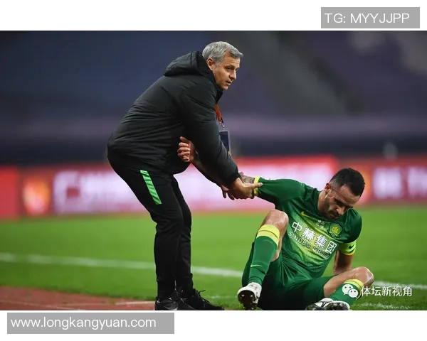 郭艾伦持球进攻遭恶犯赵四果断判罚点球展现裁判英明决策